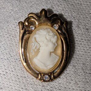 $3 with Bundle ~ AAI Cameo Pin 5553